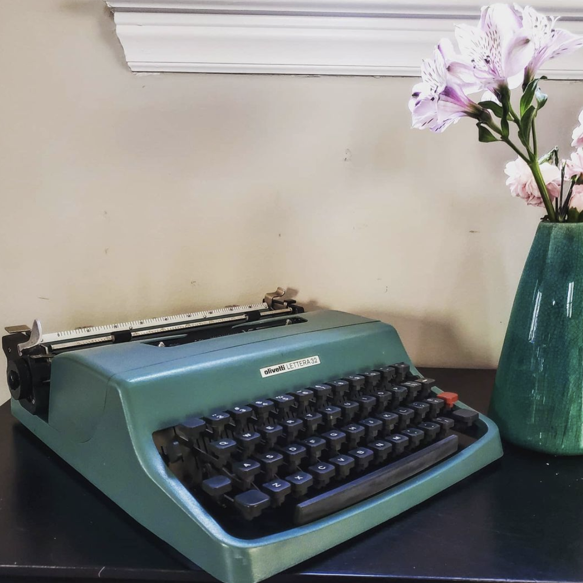 Circa 1960 Olivetti / Underwood Lettera 32 Vintage Typewriter in Case